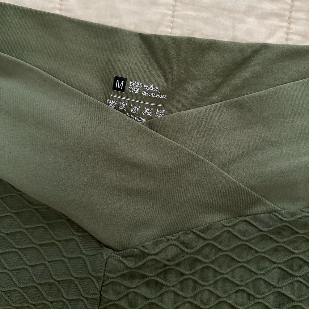 Green v waist leggings - booty scrunch